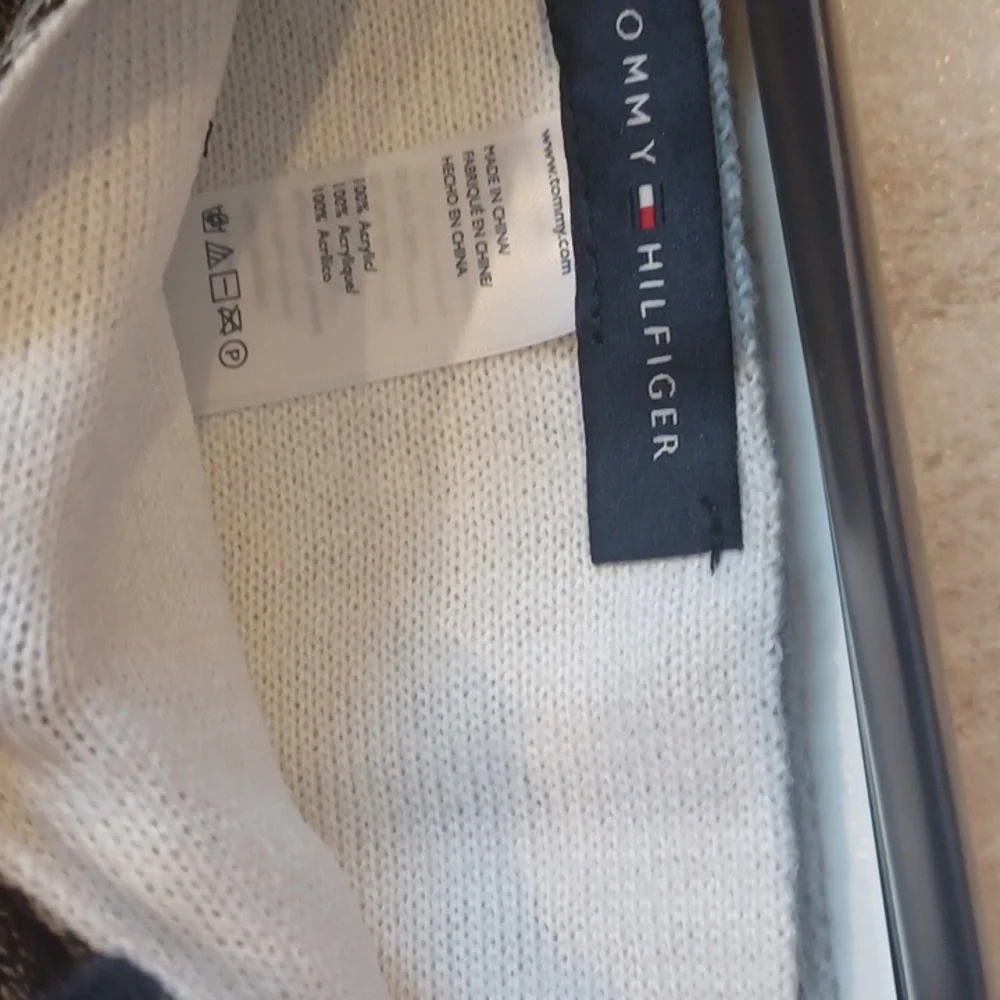 NIB Unisex Tommy Hilfiger Scarf & Hat Set - Picture 5 of 5